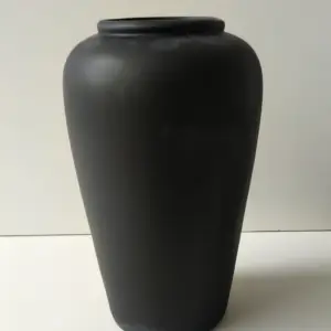 Black is back : Mat black simple flower vase